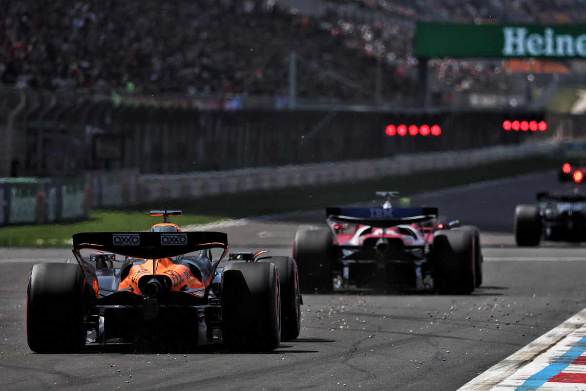 Christian Horner and Zak Brown have thrown their support behind F1 returning to V10 power in future. Image: XPB Images.