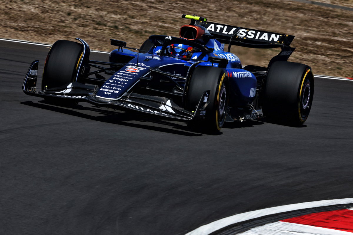 Williams has been fined AUD $17,000 after officials found it had breached regulations designed to monitor flexible wings. Image: XPB Images.